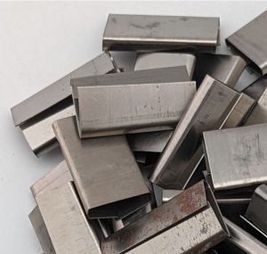 Chape pour feuillard acier sertie sur deux extrémités superposées de feuillard acier 16 mm