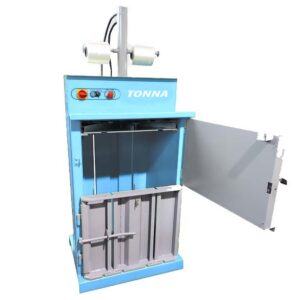 Presse à carton TONNA E60 PLC avec force de pressage de 3 tonnes et porte ouverte